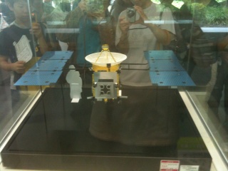 市立博物館にあった「はやぶさ」の模型。JAXA内には実物大模型もあるのですが… 市立博物館にあった「はやぶさ」の模型。JAXA内には実物大模型もあるのですが…