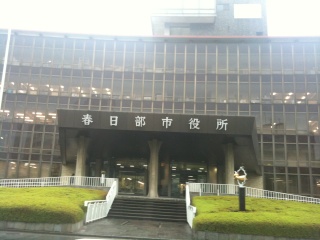 春日部市役所。木曜夕方で開庁していますが、雨に煙る状態でした 春日部市役所。木曜夕方で開庁していますが、雨に煙る状態でした