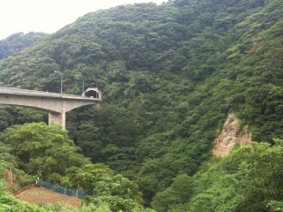 筒石駅周辺。山沿いの風景を貫くのは北陸自動車道 筒石駅周辺。山沿いの風景を貫くのは北陸自動車道