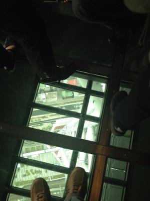 ガラス床の上に乗ってみたところ。写真では迫力があまり伝わらないかも ガラス床の上に乗ってみたところ。写真では迫力があまり伝わらないかも