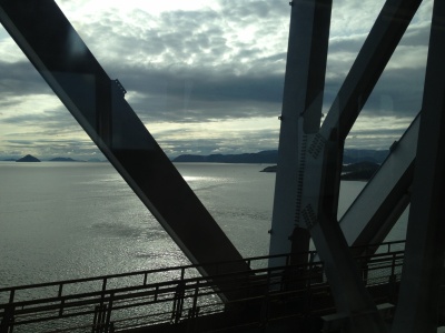 瀬戸大橋通過中。寝台個室から眺める風景だったはずが一般車両に格下げ… 瀬戸大橋通過中。寝台個室から眺める風景だったはずが一般車両に格下げ…