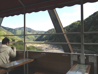 トロッコ車両はこんな感じ、木製のテーブルと椅子がありますが、貨車なので乗り心地は正直言って最悪レベルです。元は北海道で木材運搬用に使われていたものだとか トロッコ車両はこんな感じ、木製のテーブルと椅子がありますが、貨車なので乗り心地は正直言って最悪レベルです。元は北海道で木材運搬用に使われていたものだとか