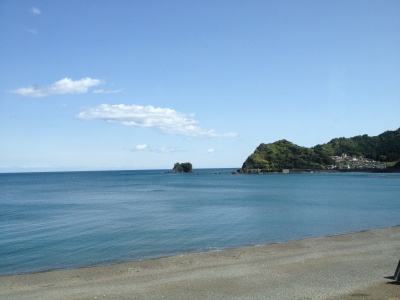 車窓からは太平洋が見えます。つい2時間前は山奥にいたのですが。 車窓からは太平洋が見えます。つい2時間前は山奥にいたのですが。