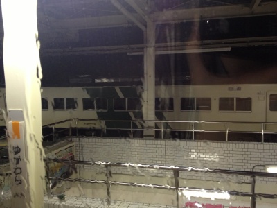 湯河原駅で停車中、本来は1駅先の熱海に23時23分のはずが、既に23時53分です 湯河原駅で停車中、本来は1駅先の熱海に23時23分のはずが、既に23時53分です