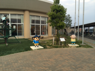 こっちの二人は妙に距離がありますね こっちの二人は妙に距離がありますね