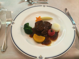 肉料理「牛フィレ肉のソテー 大地の野菜添え マスタードソース」 肉料理「牛フィレ肉のソテー 大地の野菜添え マスタードソース」