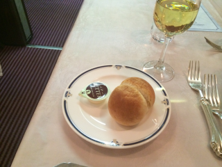 注文した白ワインと、パン 注文した白ワインと、パン