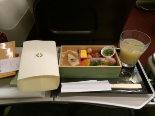 和軽食と洋軽食(サンドイッチ)から選べます。和軽食は新青森行きと内容が別です 和軽食と洋軽食(サンドイッチ)から選べます。和軽食は新青森行きと内容が別です