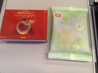 おつまみの袋はグランクラスロゴ入り、茶菓子はロゴ無し おつまみの袋はグランクラスロゴ入り、茶菓子はロゴ無し