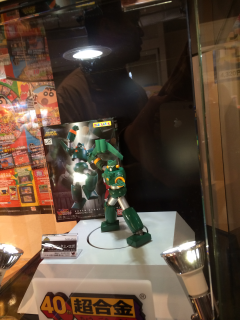 シネマスタジオ内には5月発売のカンタムロボフィギュアも展示されていました シネマスタジオ内には5月発売のカンタムロボフィギュアも展示されていました