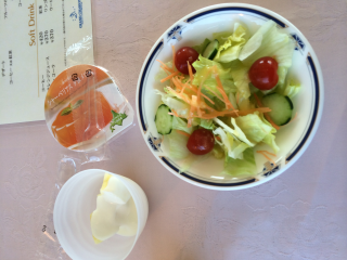 最初にサラダ、ヨーグルト、夕張メロンゼリー 最初にサラダ、ヨーグルト、夕張メロンゼリー