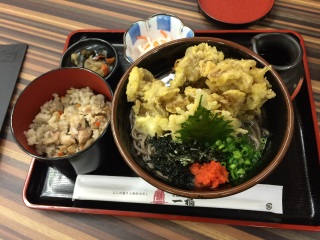 出雲そば。同じく出雲名物という舞茸の天ぷらそばにしました 出雲そば。同じく出雲名物という舞茸の天ぷらそばにしました