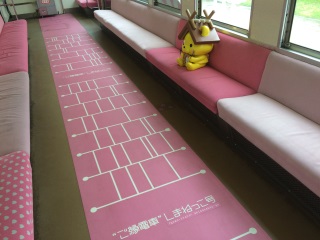 しまねっこ号内部はこんな感じ。しまねっこの人形が座っています しまねっこ号内部はこんな感じ。しまねっこの人形が座っています