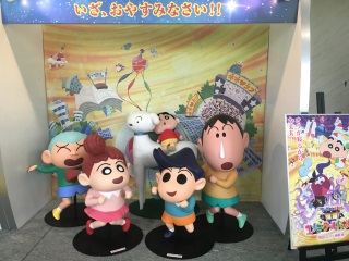 カフェ入口の向かい側には防衛隊の姿も カフェ入口の向かい側には防衛隊の姿も