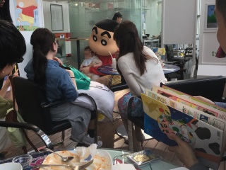 別テーブルの様子。しんのすけが抱いている赤ちゃんが怖がることなく、ずっと笑っていたのが印象的でした 別テーブルの様子。しんのすけが抱いている赤ちゃんが怖がることなく、ずっと笑っていたのが印象的でした