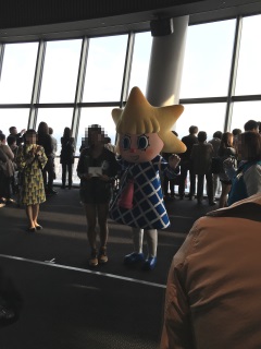 フロア350のソラカラちゃん。GPS高度は304mと誤差大きめ。隣の人は無関係です… フロア350のソラカラちゃん。GPS高度は304mと誤差大きめ。隣の人は無関係です…"