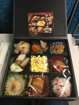 九州一周味めぐり弁当。九州7県の名物が1〜2品ずつ入っていました 九州一周味めぐり弁当。九州7県の名物が1〜2品ずつ入っていました