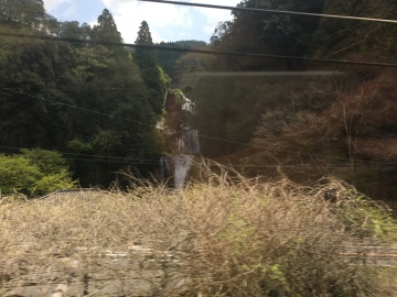 慈恩の滝。しかし初見ではベストショットのタイミングをつかむのは困難でした 慈恩の滝。しかし初見ではベストショットのタイミングをつかむのは困難でした