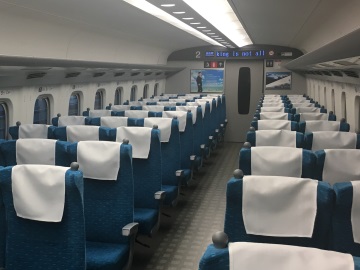 のぞみ98号車内、この時点ではガラガラでした。「シリリ」に同じような描写の場面あり のぞみ98号車内、この時点ではガラガラでした。「シリリ」に同じような描写の場面あり