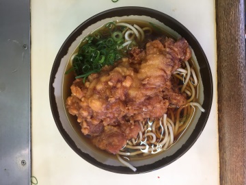 弥生軒の唐揚げそば(唐揚げ1個)。1個でもかなりのボリュームです 弥生軒の唐揚げそば(唐揚げ1個)。1個でもかなりのボリュームです