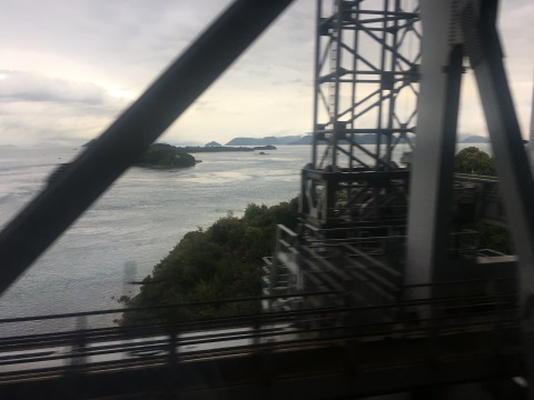 瀬戸大橋通過中。今度はちゃんとサンライズ瀬戸に乗ったままですが、写真では区別がつきませんね 瀬戸大橋通過中。今度はちゃんとサンライズ瀬戸に乗ったままですが、写真では区別がつきませんね