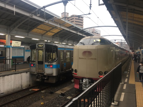 高松駅に到着。サンライズはこの後琴平に向かいます 高松駅に到着。サンライズはこの後琴平に向かいます