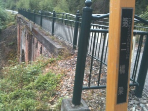 アプトの道第2橋梁。レンガ造りの構造物が至る所にあります アプトの道第2橋梁。レンガ造りの構造物が至る所にあります