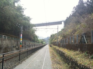 上信越自動車道をくぐります。見えにくいですが 上信越自動車道をくぐります。見えにくいですが