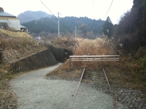 ここで新線跡からアプト線跡へと移行します。左の建物が峠の湯 ここで新線跡からアプト線跡へと移行します。左の建物が峠の湯