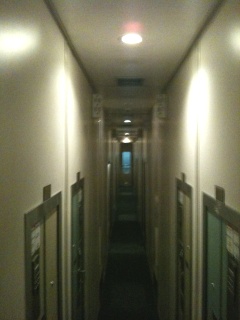 「あけぼの」ソロの通路。左右の扉が個室入口ですが、かなり高さが低いのがおわかりいただけるでしょうか? 「あけぼの」ソロの通路。左右の扉が個室入口ですが、かなり高さが低いのがおわかりいただけるでしょうか?