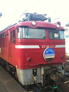 この日の長岡から青森までの機関車はEF81 139でした。ちょっと番号が欠けていますが。ヘッドマークも「おたけび」そっくりですね この日の長岡から青森までの機関車はEF81 139でした。ちょっと番号が欠けていますが。ヘッドマークも「おたけび」そっくりですね