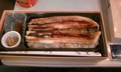 ふたを開けるとこんな感じ。パッケージに「夫婦」とあるように(ただ左の写真では「婦」しか見えてませんね…)、アナゴ2本入りです あなごめし中身