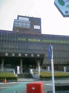 春日部市役所(窓には4月23日投開票の市議会議員選挙の告知が書いてありました)