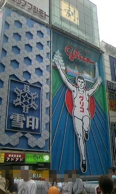 これもまた道頓堀名物の看板ですね。戎橋(通称ひっかけ橋)から1枚