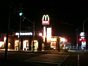 今夜の宿(?)、マクドナルド306亀山店 今夜の宿(?)、マクドナルド306亀山店
