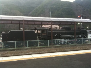 木曽福島駅前に保存されているSL・D51 775です。屋根はあるものの、あまり状態が良くないような… 木曽福島駅前に保存されているSL・D51 775です。屋根はあるものの、あまり状態が良くないような…