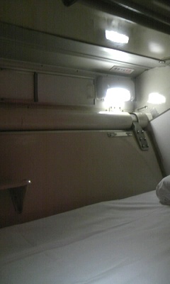 8号車9番中段寝台。窓のすぐ上が天井です 8号車9番中段寝台。窓のすぐ上が天井です