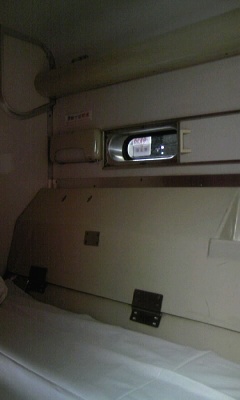 8号車11番中段寝台。窓の上に空間があります 8号車11番中段寝台。窓の上に空間があります