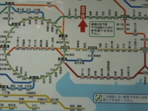 北千住駅運賃表。「綾瀬は地下鉄千代田線のりばの券売機でお求め下さい」 北千住駅運賃表。「綾瀬は地下鉄千代田線のりばの券売機でお求め下さい」