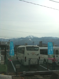 たぶん、甲斐駒ケ岳と思われます。「あずさ」車内より たぶん、甲斐駒ケ岳と思われます。「あずさ」車内より