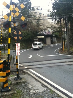 国道1号の小涌谷踏切。ここも箱根(以下略) 国道1号の小涌谷踏切。ここも箱根(以下略)