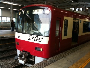 川崎から乗ってきた快特の京急2100形。別名音階電車 川崎から乗ってきた快特の京急2100形。別名音階電車