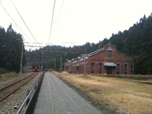 旧丸山変電所。トロッコもここで一時停車します 旧丸山変電所。トロッコもここで一時停車します