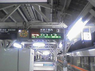 深夜の駅に、1本の列車が停車中。ドアが閉まっているのは(見えないかもしれませんが、閉まっています)車内保温のためで、横についているドアを開けるボタンを押せば開きます。