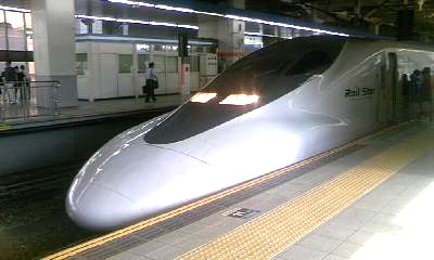 700系(レールスター)。真横からの撮影ではありませんが… 700系新幹線(レールスター)