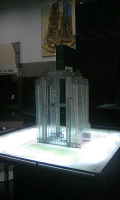 独特の外見をしている梅田スカイビル。これはビル1階にある模型ですが。