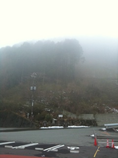 早雲山の景色。雪と霧とで白いです 早雲山の景色。雪と霧とで白いです