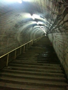 筒石駅の窓口とホームを結ぶ階段 筒石駅の窓口とホームを結ぶ階段