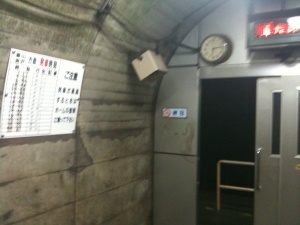 筒石駅待合室。列車通過時には強風が吹き荒れるため、ホームにつながる扉が閉鎖されます 筒石駅待合室。列車通過時には強風が吹き荒れるため、ホームにつながる扉が閉鎖されます