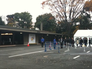 会場の遠景。並んでいる人もたくさんいます 会場の遠景。並んでいる人もたくさんいます